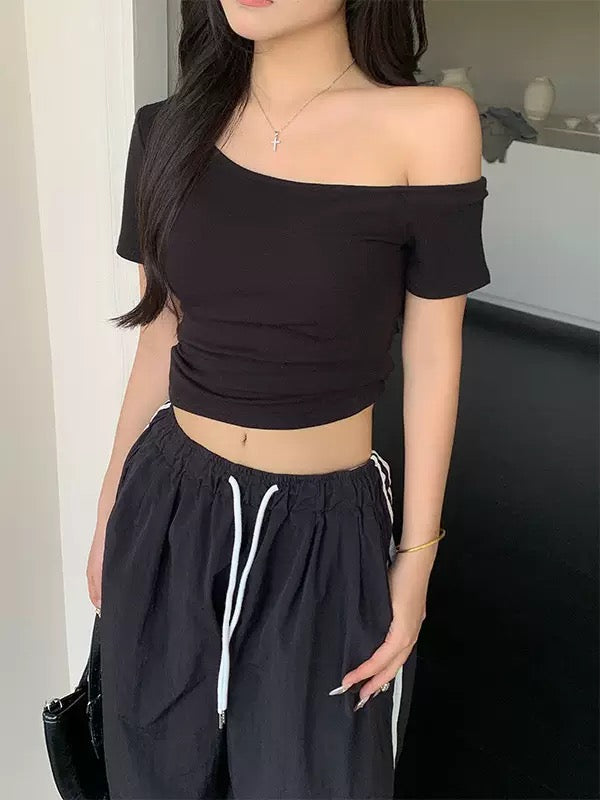 Yuanqi Spicy Girl Slant Shoulder Short sleeved T-shirt for Women 2025 Summer New Style Solid Color Slimming and Showing Thin Temperament Off Shoulder Top